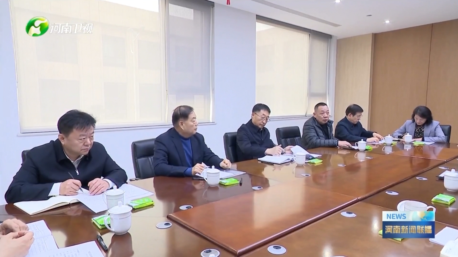 河南衛(wèi)視新聞聯(lián)播報(bào)道森源集團(tuán)黨委書記、創(chuàng)始人楚金甫參加省委書記劉寧在許昌召開的民營企業(yè)座談會(huì)